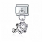 Ce charm italien en pendentif argenté représente un poisson élégant, symbole d’abondance et de fluidité. Son design raffiné et ses détails soigneusement travaillés apportent une touche aquatique et sophistiquée à votre bracelet. Facile à fixer, il s’adapte parfaitement à nos bracelets composés de 17 maillons extensibles et réglables, convenant à toutes les tailles de poignet. Compatible avec tous nos charms italiens, ce bijou est idéal pour personnaliser votre bracelet avec une note marine et élégante.