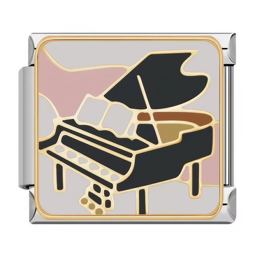 Ce charm italien illustre un piano à queue noir ouvert avec partition blanche et pédales dorées, sur fond gris-rose abstrait artistique. Parfait pour les mélomanes et pianistes qui veulent une élégance musicale classique sur leur bracelet à charms italien.