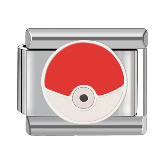Ce charm italien iconique représente la célèbre Pokéball, symbole incontournable de l’univers Pokémon. Confectionné en acier inoxydable argenté de haute qualité, il est agrémenté de détails soignés et d’un design fidèle pour un rendu brillant et durable. Facile à fixer, il s’intègre parfaitement à nos bracelets composés de 17 maillons extensibles et réglables, convenant à tous les poignets. Compatible avec tous nos charms italiens, ce bijou est idéal pour apporter une touche ludique et geek à votre collecti