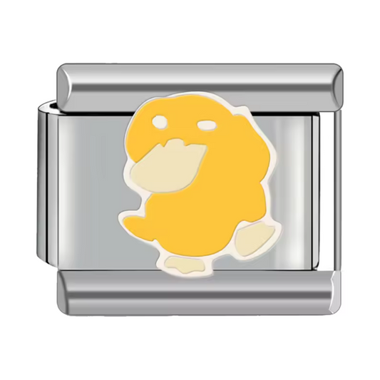 Ce charm italien amusant représente Psykokwak, le Pokémon canard connu pour sa maladresse et sa fameuse migraine. Confectionné en acier inoxydable argenté de haute qualité, il offre des détails soignés et une finition brillante, parfaits pour les fans de l’univers Pokémon. Facile à fixer, il s’intègre parfaitement à nos bracelets composés de 17 maillons extensibles et réglables, adaptés à tous les poignets. Compatible avec tous nos charms italiens, ce bijou est idéal pour ajouter une touche ludique et attac