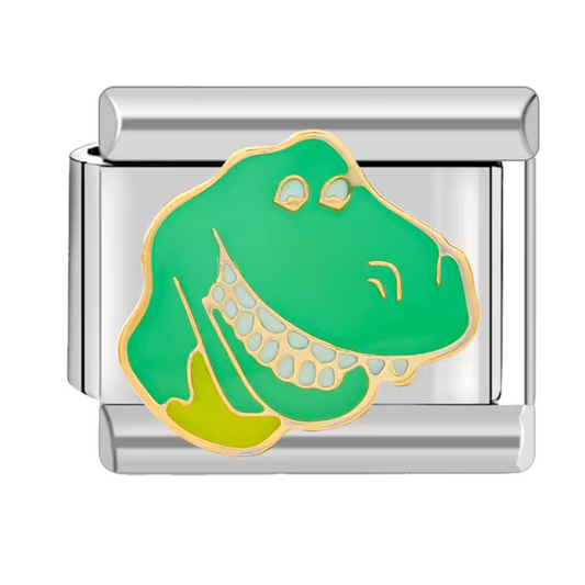 Ce charm italien amusant représente Rex, le dinosaure vert adorablement maladroit de l’univers Toy Story. Confectionné en acier inoxydable argenté de haute qualité, il séduit par ses détails soignés et sa finition brillante qui raviront les fans de la saga Pixar. Facile à fixer, il s’intègre parfaitement à nos bracelets composés de 17 maillons extensibles et réglables, adaptés à tous les poignets. Compatible avec tous nos charms italiens, ce bijou est idéal pour apporter une touche ludique et attachante à v