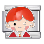 Ce charm italien attachant représente Ron Weasley, le fidèle ami de Harry Potter, reconnaissable à ses cheveux roux et son écharpe aux couleurs de Gryffondor. Confectionné en acier inoxydable argenté de haute qualité, il se distingue par des détails soigneusement travaillés et une finition brillante qui séduiront les fans de la saga. Facile à fixer, il s’adapte parfaitement à nos bracelets composés de 17 maillons extensibles et réglables, adaptés à tous les poignets. Compatible avec tous nos charms italiens