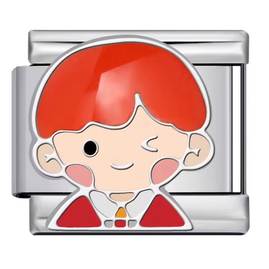 Ce charm italien attachant représente Ron Weasley, le fidèle ami de Harry Potter, reconnaissable à ses cheveux roux et son écharpe aux couleurs de Gryffondor. Confectionné en acier inoxydable argenté de haute qualité, il se distingue par des détails soigneusement travaillés et une finition brillante qui séduiront les fans de la saga. Facile à fixer, il s’adapte parfaitement à nos bracelets composés de 17 maillons extensibles et réglables, adaptés à tous les poignets. Compatible avec tous nos charms italiens