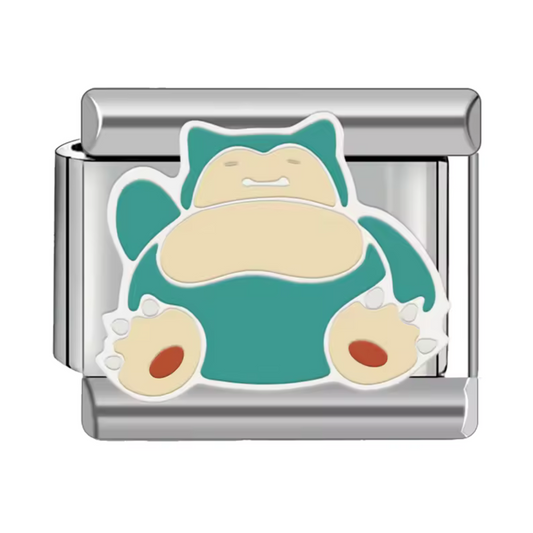 Ce charm italien adorable représente Ronflex, le Pokémon emblématique connu pour sa douceur et son amour du sommeil. Confectionné en acier inoxydable argenté de haute qualité, il offre des détails soignés et une finition brillante qui séduiront les fans de l’univers Pokémon. Facile à fixer, il s’intègre parfaitement à nos bracelets composés de 17 maillons extensibles et réglables, adaptés à tous les poignets. Compatible avec tous nos charms italiens, ce bijou est idéal pour ajouter une touche tendre et déco