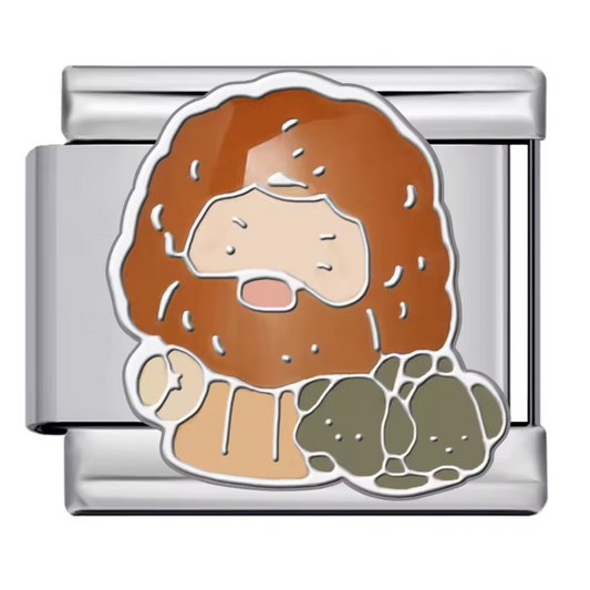 Ce charm italien chaleureux représente Rubeus Hagrid, le garde-chasse au grand cœur de l’univers Harry Potter, reconnaissable à sa carrure imposante et sa barbe fournie. Confectionné en acier inoxydable argenté de haute qualité, il se distingue par des détails soignés et une finition brillante qui raviront les fans de la saga. Facile à fixer, il s’adapte parfaitement à nos bracelets composés de 17 maillons extensibles et réglables, adaptés à tous les poignets. Compatible avec tous nos charms italiens, ce bi