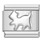 Ce charm italien représente une élégante silhouette de chat en finition argentée, parfait pour les amoureux des félins. Fabriqué en acier inoxydable de haute qualité, il allie robustesse et détails raffinés pour un rendu sobre et moderne. Facile à fixer, il s’adapte parfaitement à nos bracelets composés de 17 maillons extensibles et réglables, convenant à toutes les tailles de poignet. Compatible avec tous nos charms italiens, ce bijou discret est idéal pour personnaliser votre bracelet avec une touche féli