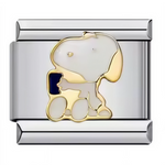 Ce charm italien original met en scène Snoopy assis, un verre à la main, prêt à savourer un moment de détente. Fabriqué en acier inoxydable de haute qualité, il allie solidité et design détaillé pour un rendu amusant et élégant. Facile à fixer, il s’adapte à nos bracelets composés de 17 maillons extensibles et réglables, convenant à toutes les tailles de poignet. Compatible avec tous nos charms italiens, il est parfait pour ajouter une touche ludique et décontractée à votre collection.