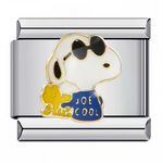 Ce charm italien stylé met en scène Snoopy dans son rôle iconique de « Joe Cool », lunettes de soleil et t-shirt bleu, accompagné de son fidèle ami Woodstock. Fabriqué en acier inoxydable de haute qualité, il allie robustesse et détails colorés pour un effet à la fois fun et élégant. Facile à fixer, il s’adapte à nos bracelets composés de 17 maillons extensibles et réglables, convenant à toutes les tailles de poignet. Compatible avec tous nos charms italiens, il est parfait pour personnaliser votre bracelet