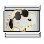 Ce charm italien ultra stylé représente Snoopy dans une version “swag”, arborant des lunettes noires qui lui donnent un look résolument cool et moderne. Fabriqué en acier inoxydable de haute qualité, il allie résistance et détails soignés pour un bijou tendance. Facile à fixer, il s’adapte à nos bracelets composés de 17 maillons extensibles et réglables, convenant à toutes les tailles de poignet. Compatible avec tous nos charms italiens, il est parfait pour apporter une touche fun et branchée à votre collec