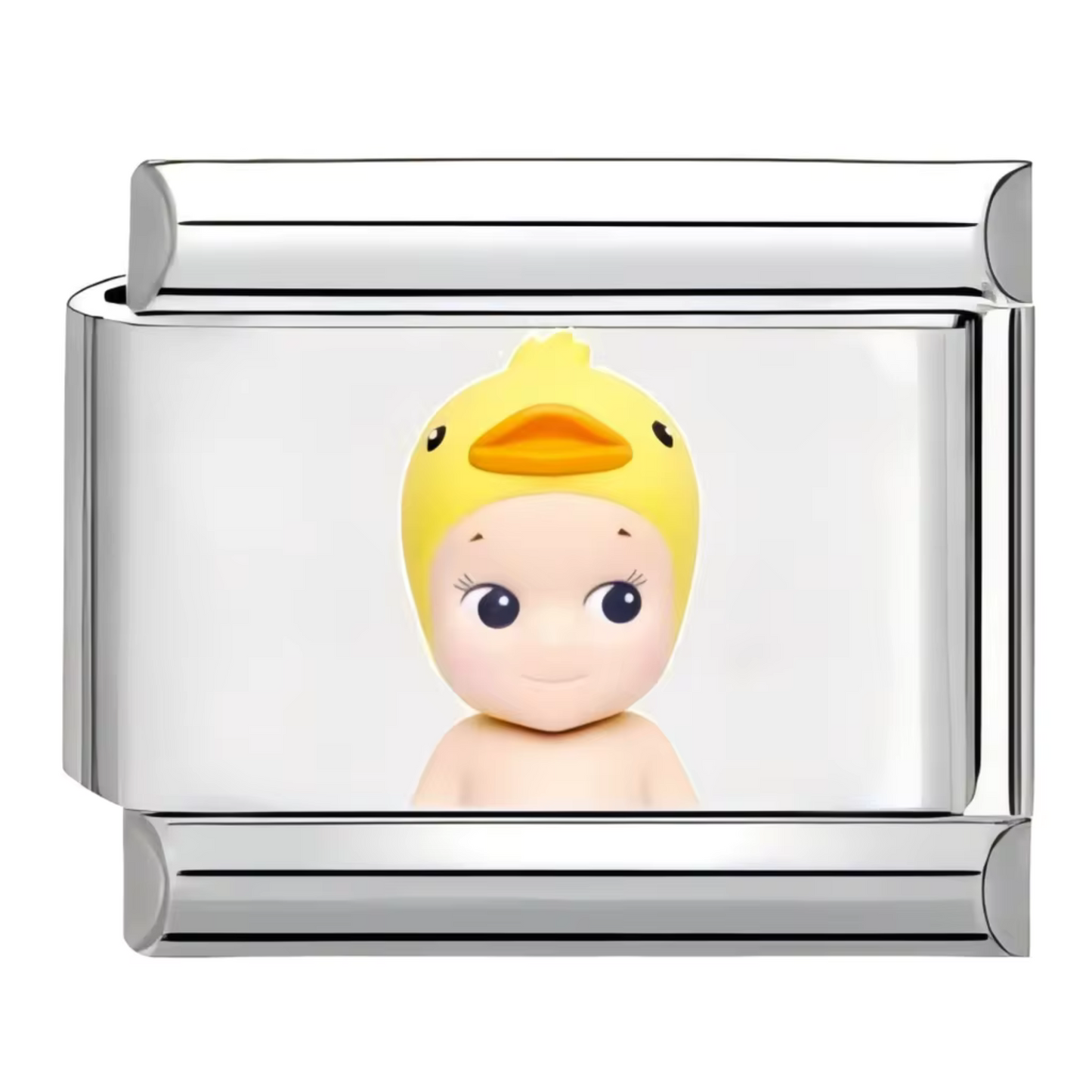 Ce charm italien adorable représente Sonny Angel coiffé d’un petit bonnet canard jaune vif, apportant une touche ludique et colorée à votre bracelet. Confectionné en acier inoxydable argenté de haute qualité, il séduit par ses détails précis et sa finition brillante qui plairont aux fans de ce personnage charmant. Facile à fixer, il s’adapte parfaitement à nos bracelets composés de 17 maillons extensibles et réglables, adaptés à tous les poignets. Compatible avec tous nos charms italiens, ce bijou est idéal