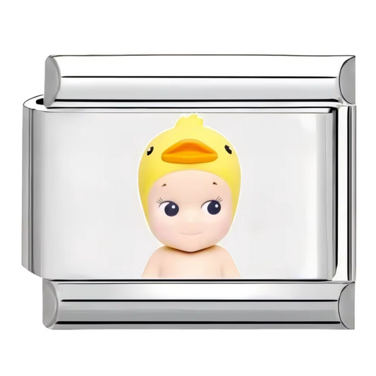 Ce charm italien adorable représente Sonny Angel coiffé d’un petit bonnet canard jaune vif, apportant une touche ludique et colorée à votre bracelet. Confectionné en acier inoxydable argenté de haute qualité, il séduit par ses détails précis et sa finition brillante qui plairont aux fans de ce personnage charmant. Facile à fixer, il s’adapte parfaitement à nos bracelets composés de 17 maillons extensibles et réglables, adaptés à tous les poignets. Compatible avec tous nos charms italiens, ce bijou est idéal