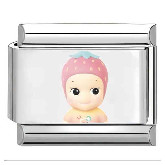 Ce charm italien attendrissant représente Sonny Angel coiffé d’un petit bonnet fraise rose pastel, apportant une touche douce et délicate à votre bracelet. Confectionné en acier inoxydable argenté de haute qualité, il séduit par ses détails minutieux et sa finition brillante qui raviront les collectionneurs et amateurs de ce personnage iconique. Facile à fixer, il s’adapte parfaitement à nos bracelets composés de 17 maillons extensibles et réglables, convenant à tous les poignets. Compatible avec tous nos c