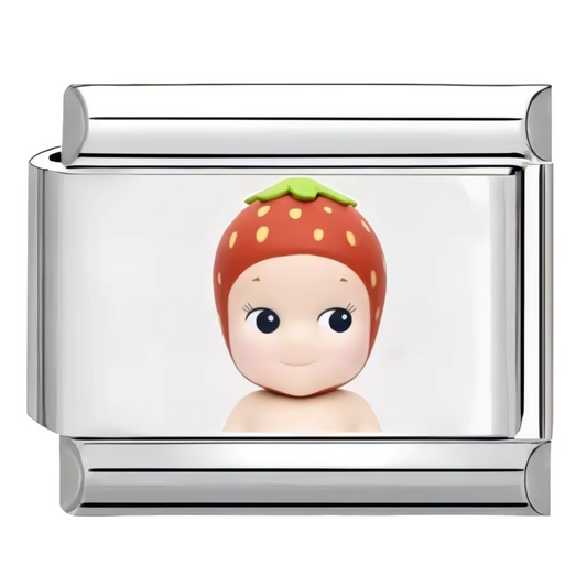 Ce charm italien adorable met en scène Sonny Angel coiffé d’un petit bonnet fraise rouge vif, symbole de fraîcheur et de gourmandise. Confectionné en acier inoxydable argenté de haute qualité, il présente des détails précis et une finition brillante qui plairont aux amateurs de ce personnage emblématique. Facile à fixer, il s’adapte parfaitement à nos bracelets composés de 17 maillons extensibles et réglables, convenant à tous les poignets. Compatible avec tous nos charms italiens, ce bijou est parfait pour