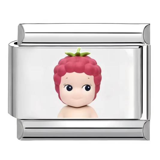 Ce charm italien irrésistible représente Sonny Angel coiffé d’un adorable bonnet framboise, symbole de douceur et de fraîcheur fruitée. Confectionné en acier inoxydable argenté de haute qualité, il séduit par ses détails raffinés et sa finition brillante qui raviront les fans de ce petit ange iconique. Facile à fixer, il s’adapte parfaitement à nos bracelets composés de 17 maillons extensibles et réglables, adaptés à tous les poignets. Compatible avec tous nos charms italiens, ce bijou est idéal pour ajoute