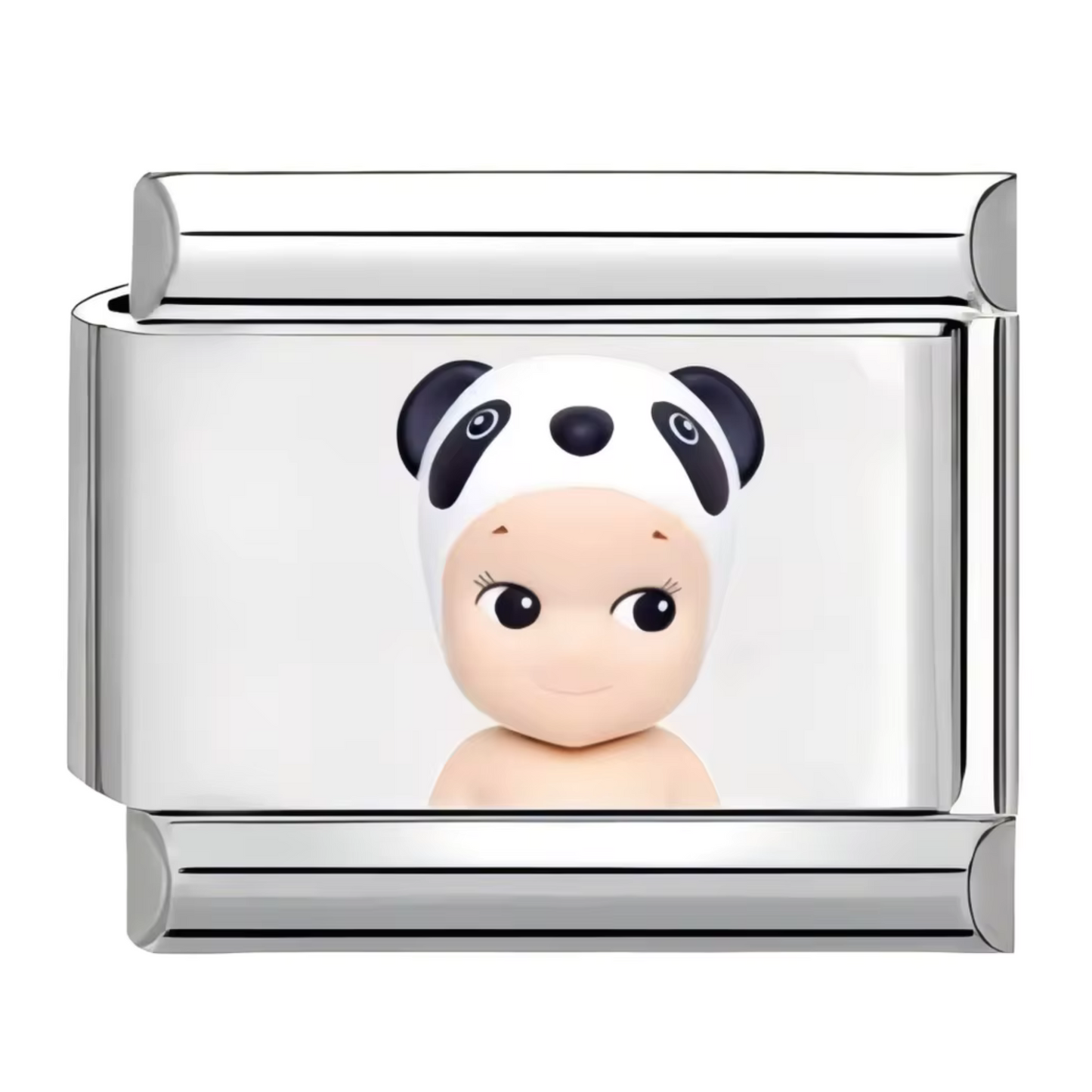 Ce charm italien adorable représente Sonny Angel coiffé d’un bonnet panda noir et blanc, apportant une touche douce et ludique à votre bracelet. Confectionné en acier inoxydable argenté de haute qualité, il séduit par ses détails délicats et sa finition brillante qui raviront les fans de ce petit ange emblématique. Facile à fixer, il s’adapte parfaitement à nos bracelets composés de 17 maillons extensibles et réglables, adaptés à tous les poignets. Compatible avec tous nos charms italiens, ce bijou est idéa