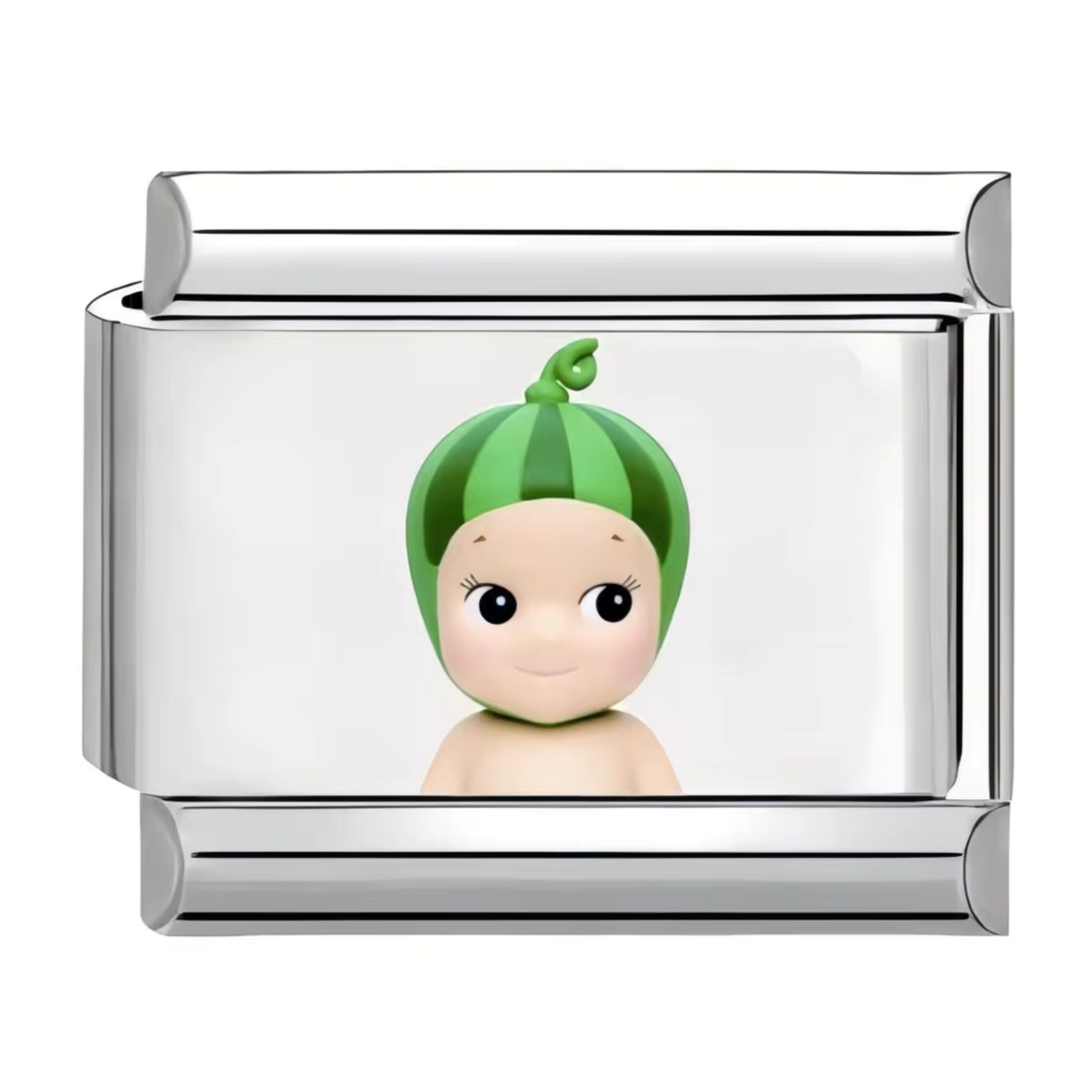 Ce charm italien plein de fraîcheur met en scène Sonny Angel coiffé d’un bonnet pastèque, avec ses couleurs vives et son style fruité emblématique. Confectionné en acier inoxydable argenté de haute qualité, il allie des détails minutieux et une finition brillante pour séduire les fans de ce petit ange culte. Facile à fixer, il s’adapte parfaitement à nos bracelets composés de 17 maillons extensibles et réglables, convenant à tous les poignets. Compatible avec tous nos charms italiens, ce bijou est parfait p