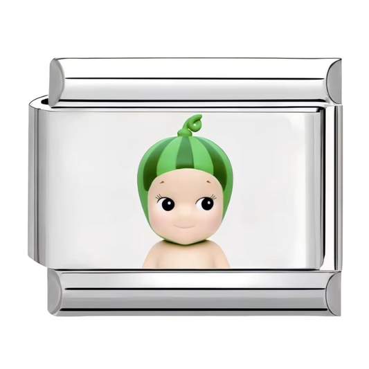 Ce charm italien plein de fraîcheur met en scène Sonny Angel coiffé d’un bonnet pastèque, avec ses couleurs vives et son style fruité emblématique. Confectionné en acier inoxydable argenté de haute qualité, il allie des détails minutieux et une finition brillante pour séduire les fans de ce petit ange culte. Facile à fixer, il s’adapte parfaitement à nos bracelets composés de 17 maillons extensibles et réglables, convenant à tous les poignets. Compatible avec tous nos charms italiens, ce bijou est parfait p