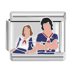 Ce charm italien célèbre le duo dynamique Steve Harrington et Robin Buckley, personnages adorés de Stranger Things. Fabriqué en acier inoxydable de haute qualité, il allie robustesse et détails soignés pour capturer l’alchimie de ce tandem emblématique. Facile à fixer, il s’adapte à nos bracelets composés de 17 maillons extensibles et réglables, convenant à toutes les tailles de poignet. Compatible avec tous nos charms italiens, ce bijou est parfait pour personnaliser votre bracelet avec une touche geek et 