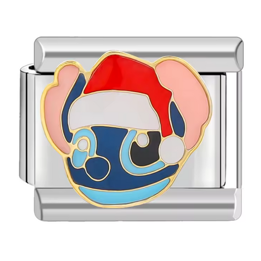 Ce charm italien festif met en scène Stitch coiffé d’un adorable chapeau de Noël, apportant une touche d’espièglerie et de magie à votre bracelet. Confectionné en acier inoxydable argenté de haute qualité, il allie détails soignés et éclat durable pour un bijou à la fois tendre et raffiné. Facile à fixer, il se glisse parfaitement sur nos bracelets composés de 17 maillons extensibles et réglables, adaptés à tous les poignets. Compatible avec tous nos charms italiens, il est parfait pour célébrer les fêtes a