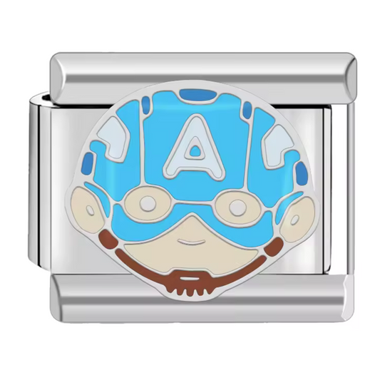Ce charm italien emblématique représente la tête de Captain America, symbole de courage et de justice. Confectionné en acier inoxydable argenté de haute qualité, il séduit par ses détails soignés et sa finition éclatante pour un bijou durable et stylé. Facile à fixer, il s’adapte parfaitement à nos bracelets composés de 17 maillons extensibles et réglables, adaptés à tous les poignets. Compatible avec tous nos charms italiens, ce bijou est idéal pour apporter une touche héroïque et authentique à votre colle