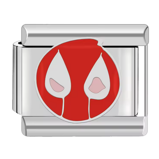 Ce charm italien audacieux représente la tête de Deadpool, héros iconoclaste et plein d’humour. Confectionné en acier inoxydable argenté de haute qualité, il se distingue par ses détails précis et sa finition brillante pour un bijou unique et durable. Facile à fixer, il se glisse parfaitement sur nos bracelets composés de 17 maillons extensibles et réglables, adaptés à tous les poignets. Compatible avec tous nos charms italiens, ce bijou est parfait pour ajouter une touche décalée et pleine de caractère à v