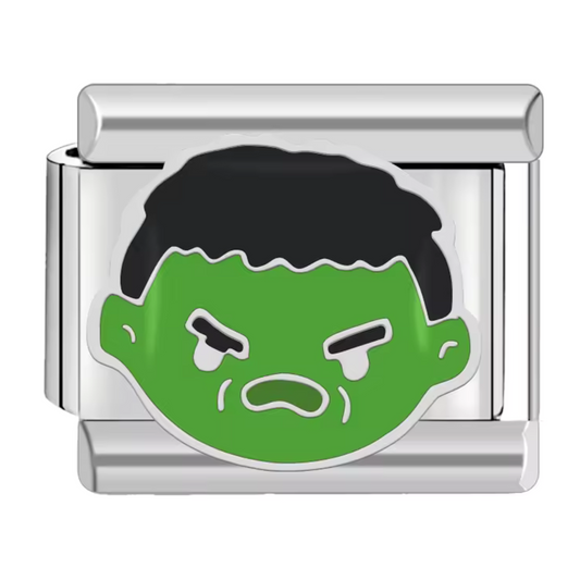 Ce charm italien puissant représente la tête de Hulk, incarnation de la force et de la rage contrôlée. Confectionné en acier inoxydable argenté de haute qualité, il se distingue par ses détails précis et son fini éclatant, pour un bijou robuste et durable. Facile à fixer, il se glisse parfaitement sur nos bracelets composés de 17 maillons extensibles et réglables, adaptés à tous les poignets. Compatible avec tous nos charms italiens, ce bijou est parfait pour ajouter une touche de puissance et d’énergie