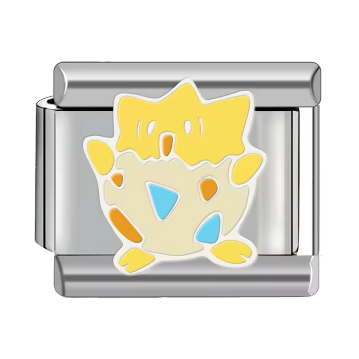 Ce charm italien attendrissant représente Togepi, le Pokémon bébé emblématique de tendresse et de chance. Confectionné en acier inoxydable argenté de haute qualité, il séduit par ses détails délicats et sa finition brillante qui raviront les fans de l’univers Pokémon. Facile à fixer, il s’adapte parfaitement à nos bracelets composés de 17 maillons extensibles et réglables, convenant à tous les poignets. Compatible avec tous nos charms italiens, ce bijou est parfait pour apporter une touche de douceur et de 