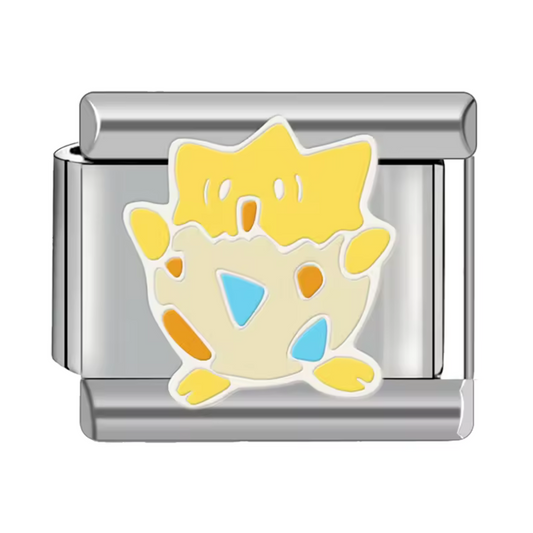Ce charm italien attendrissant représente Togepi, le Pokémon bébé emblématique de tendresse et de chance. Confectionné en acier inoxydable argenté de haute qualité, il séduit par ses détails délicats et sa finition brillante qui raviront les fans de l’univers Pokémon. Facile à fixer, il s’adapte parfaitement à nos bracelets composés de 17 maillons extensibles et réglables, convenant à tous les poignets. Compatible avec tous nos charms italiens, ce bijou est parfait pour apporter une touche de douceur et de 