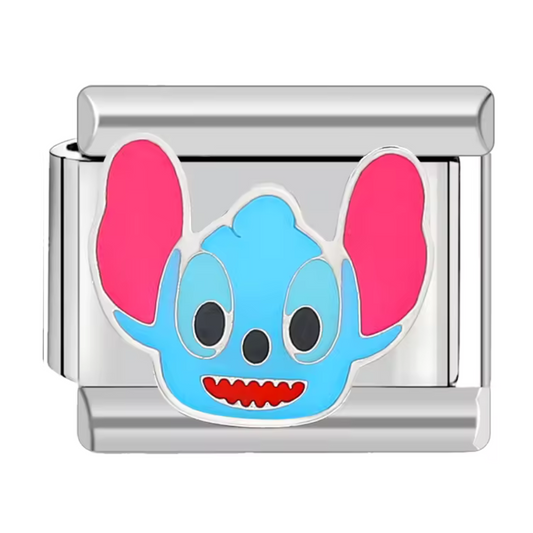 Ce charm italien craquant représente le visage espiègle de Stitch, symbole de malice et d’attachement. Confectionné en acier inoxydable argenté de haute qualité, il séduit par ses détails soignés et son éclat durable. Facile à fixer, il se glisse parfaitement sur nos bracelets composés de 17 maillons extensibles et réglables, adaptés à tous les poignets. Compatible avec tous nos charms italiens, ce bijou est parfait pour ajouter une touche originale et attachante à votre collection.