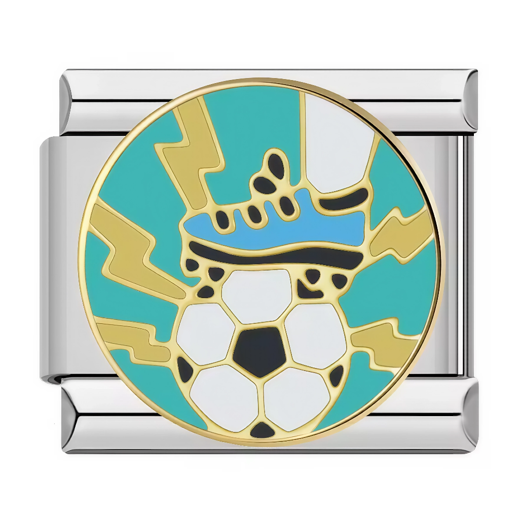 Ce charm italien met en scène une&nbsp;chaussure de football en plein tir sur un ballon blanc et noir, le tout entouré d’éclairs dorés sur fond turquoise. Il est parfait pour les passionnés de foot qui veulent afficher leur énergie et leur esprit de compétition sur un bracelet à charms italien.