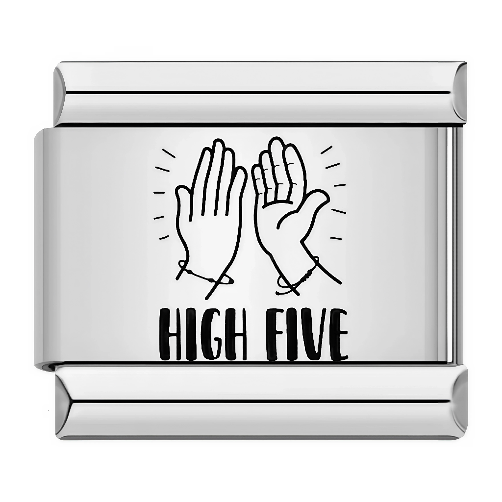 Ce charm italien capture l’instant d’un&nbsp;“high five”&nbsp;avec deux mains qui se tapent dans la paume, entourées de petites lignes de mouvement. Ce symbole de réussite et de complicité est parfait pour célébrer les victoires du quotidien, un projet réussi ou un moment de joie partagé sur un bracelet à charms italien.