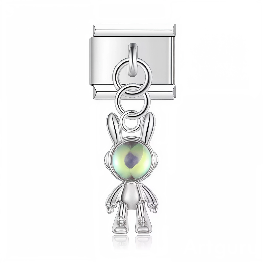 Ce charm italien pendentif met en vedette un adorable lapin astronaute en argent, avec un casque iridescent aux reflets arc-en-ciel, prêt pour l'aventure spatiale dans un design kawaii et cosmique irrésistible. Idéal pour les fans d'animaux mignons et d'exploration stellaire qui veulent propulser leur bracelet à charms italien vers les étoiles.