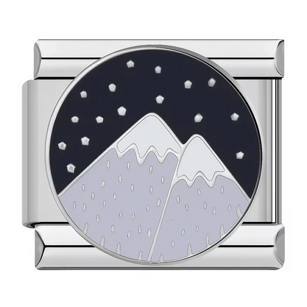 Ce charm italien représente deux&nbsp;montagnes enneigées se détachant sur un ciel nocturne noir parsemé d’étoiles. Il évoque les nuits en altitude, la nature et l’esprit d’aventure, idéal pour les amoureux de montagne sur un bracelet à charms italien.