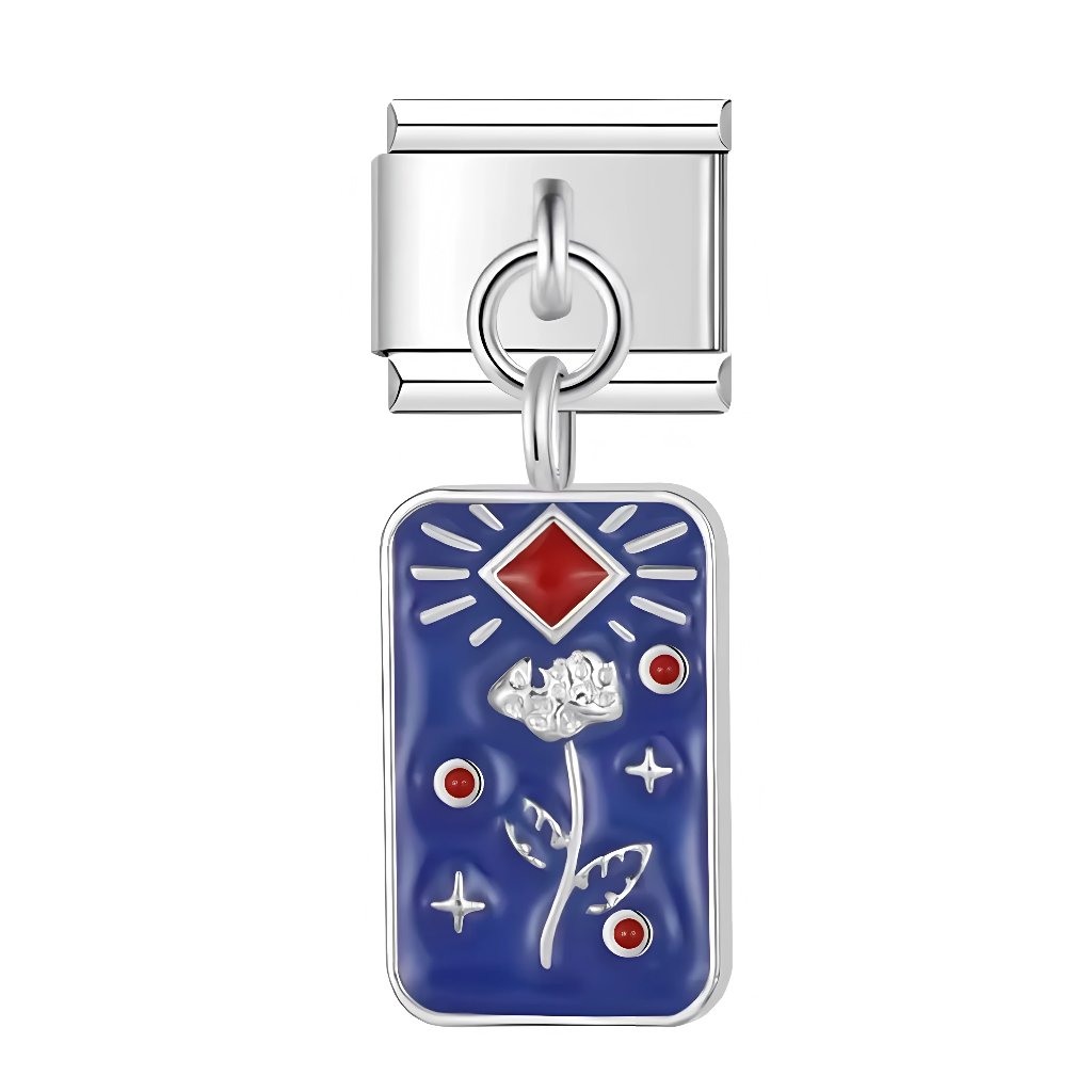 Ce charm italien pendentif met en scène une rose élégante aux pétales blancs sur une tige verte, déployant des rayons dynamiques et des étoiles rouges sur fond bleu émaillé, pour un design floral cosmique vibrant et poétique. Idéal pour les passionnés de fleurs mystiques et d'astronomie souhaitant fleurir leur bracelet à charms italien d'élégance rayonnante.
