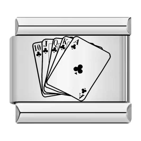 Ce charm italien argenté représente une main Royal Flush, symbole ultime au poker. Fabriqué en acier inoxydable de haute qualité avec une finition argentée raffinée, il allie durabilité et élégance. Il se fixe facilement à nos bracelets composés de 17 maillons de charms, qui s’étendent et se contractent pour s’adapter parfaitement à la taille de votre poignet. Tous nos charms italiens sont entièrement compatibles, vous permettant de personnaliser votre bracelet en ajoutant ou retirant des liens selon vos en