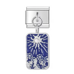 Ce charm italien pendentif capture un soleil rayonnant au centre d'un ciel bleu profond, entouré de fins rayons et de petites étoiles scintillantes pour une aura céleste enchanteresse. L'émail bleu vibrant contraste avec les contours argentés, idéal pour les amateurs d'astronomie et de motifs solaires qui désirent illuminer leur bracelet à charms italien d'une touche d'éclat mystique et joyeux.
