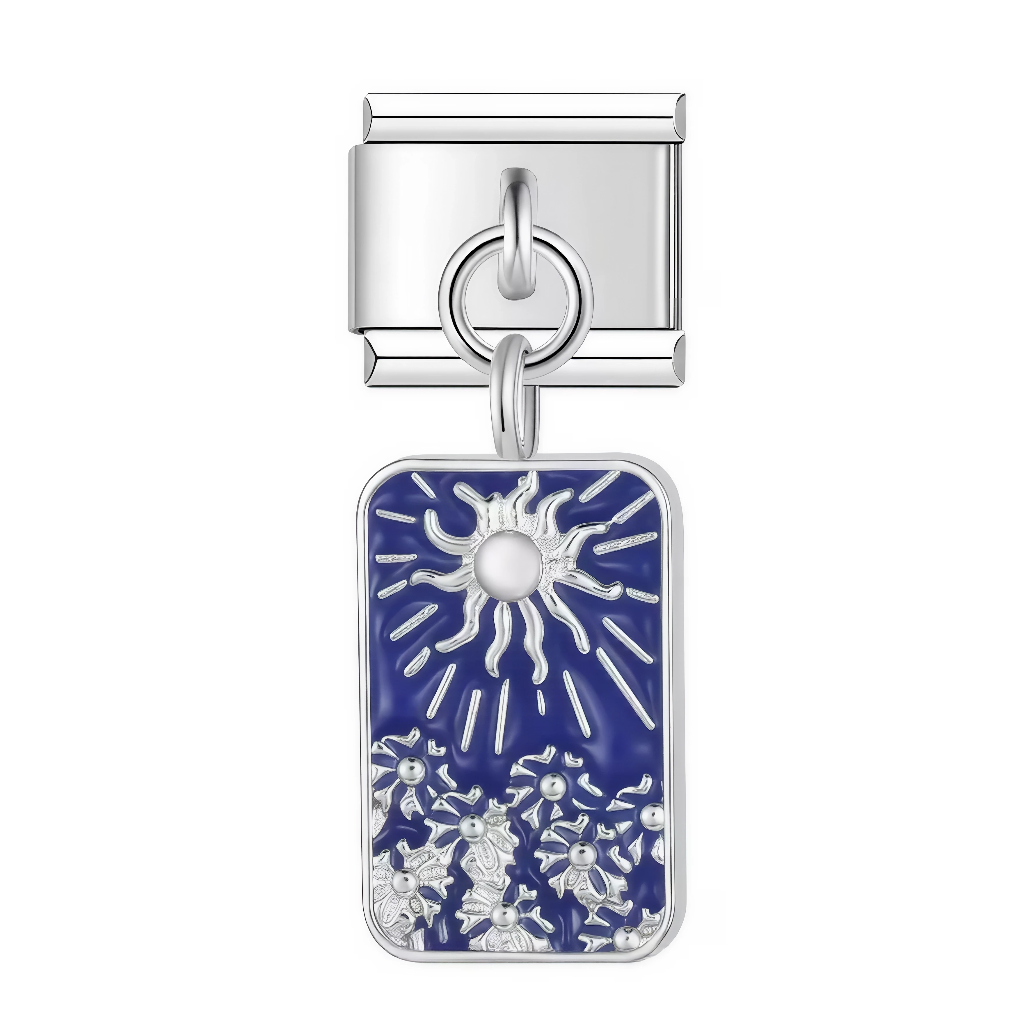 Ce charm italien pendentif capture un soleil rayonnant au centre d'un ciel bleu profond, entouré de fins rayons et de petites étoiles scintillantes pour une aura céleste enchanteresse. L'émail bleu vibrant contraste avec les contours argentés, idéal pour les amateurs d'astronomie et de motifs solaires qui désirent illuminer leur bracelet à charms italien d'une touche d'éclat mystique et joyeux.