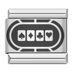 Ce charm italien argenté représente une table de poker, symbole convivialité et stratégie. Fabriqué en acier inoxydable de haute qualité avec une finition argentée élégante, il allie durabilité et style. Il se fixe facilement à nos bracelets composés de 17 maillons de charms, qui s’étendent et se contractent pour s’adapter parfaitement à la taille de votre poignet. Tous nos charms italiens sont compatibles entre eux, vous permettant de personnaliser votre bracelet en ajoutant ou retirant des liens selon vos
