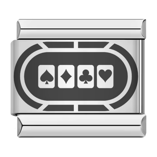Ce charm italien argenté représente une table de poker, symbole convivialité et stratégie. Fabriqué en acier inoxydable de haute qualité avec une finition argentée élégante, il allie durabilité et style. Il se fixe facilement à nos bracelets composés de 17 maillons de charms, qui s’étendent et se contractent pour s’adapter parfaitement à la taille de votre poignet. Tous nos charms italiens sont compatibles entre eux, vous permettant de personnaliser votre bracelet en ajoutant ou retirant des liens selon vos