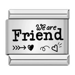 Ce charm italien met en avant l’inscription manuscrite&nbsp;“We are Friend” en noir, accompagnée de petites flèches, cœurs et doodles décoratifs. Ce message simple et tendre est parfait pour symboliser une amitié sincère sur un bracelet à charms italien, ou à offrir comme petite attention à une personne chère.