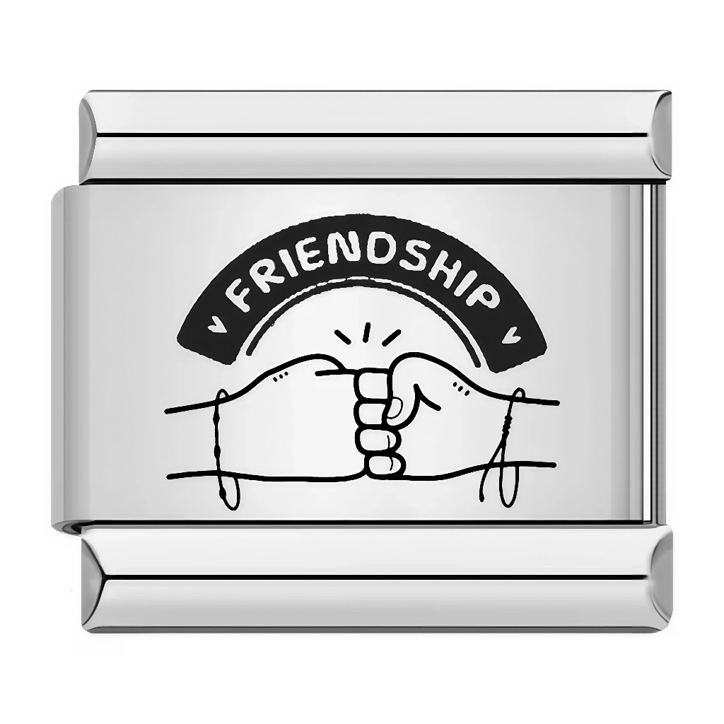 Ce charm italien célèbre l’amitié avec une illustration en noir et blanc de deux poings qui se touchent sous une arche portant le mot&nbsp;“FRIENDSHIP”. Ce symbole moderne de complicité est idéal à offrir à une meilleure amie ou à un proche pour immortaliser une relation forte sur un bracelet à charms italien.