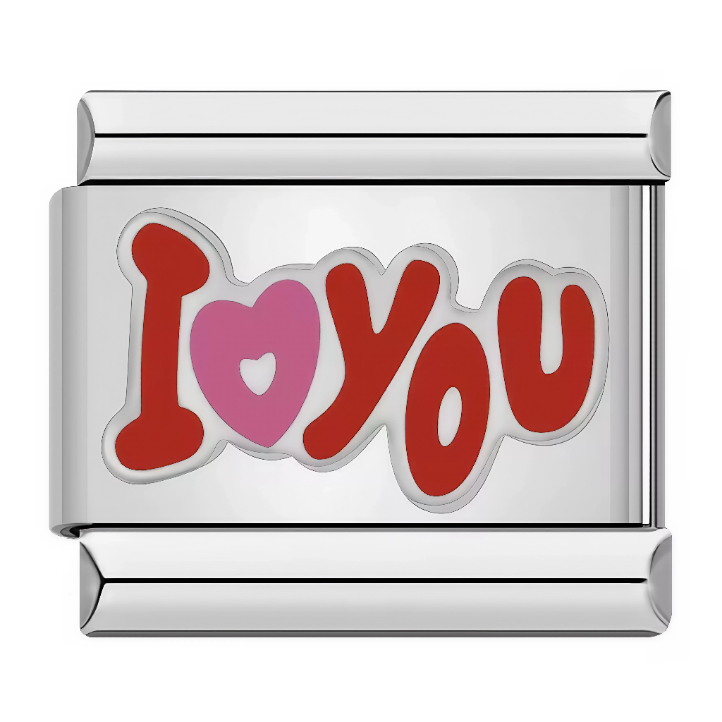 Ce charm italien affiche la phrase&nbsp;“I love you” en grosses lettres rouges, avec le “love” remplacé par un cœur rose contenant un petit cœur blanc. C’est un bijou idéal à offrir à un partenaire ou à une personne très chère, pour garder un message d’amour clair et joyeux au poignet.