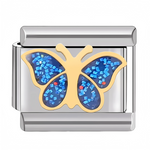 Ce charm italien en acier inoxydable argenté représente un élégant papillon aux ailes bleues rehaussées de détails dorés. Symbole de liberté et de transformation, ce bijou délicat apportera une touche de poésie et de couleur à votre bracelet. Son design raffiné en fait un choix idéal pour personnaliser votre bijou avec style. Facile à fixer, il s’adapte à tous nos bracelets italiens composés de 17 maillons extensibles et réglables. Compatible avec l’ensemble de nos charms italiens, il séduira les amateurs d