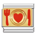 Ce charm italien raffiné représente une assiette accompagnée de couverts délicats, symbole de convivialité et de partage. Confectionné en acier inoxydable argenté de haute qualité, il séduit par ses détails soignés et sa finition brillante. Facile à fixer, il s’intègre parfaitement sur nos bracelets composés de 17 maillons extensibles et réglables, adaptés à tous les poignets. Compatible avec tous nos charms italiens, ce bijou élégant apporte une touche de charme et de simplicité à votre collection.