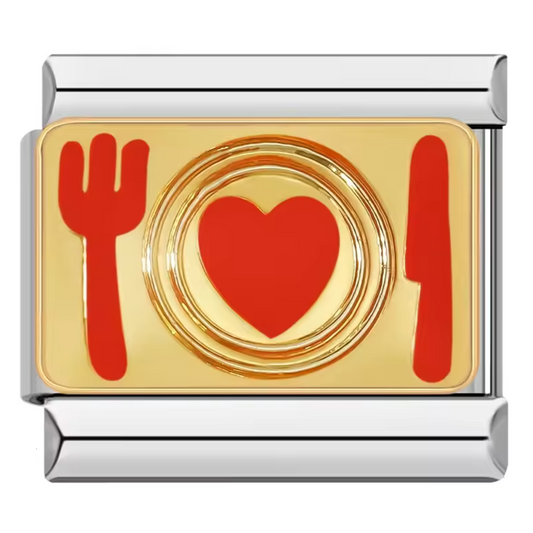 Ce charm italien raffiné représente une assiette accompagnée de couverts délicats, symbole de convivialité et de partage. Confectionné en acier inoxydable argenté de haute qualité, il séduit par ses détails soignés et sa finition brillante. Facile à fixer, il s’intègre parfaitement sur nos bracelets composés de 17 maillons extensibles et réglables, adaptés à tous les poignets. Compatible avec tous nos charms italiens, ce bijou élégant apporte une touche de charme et de simplicité à votre collection.