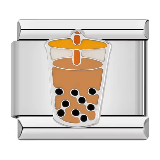 Ce charm italien tendance représente un bubble tea délicatement détaillé, symbole de fraîcheur et de plaisir gourmand. Confectionné en acier inoxydable argenté de haute qualité, il séduit par ses finitions soignées et son éclat durable. Facile à fixer, il s’adapte parfaitement à nos bracelets composés de 17 maillons extensibles et réglables, adaptés à tous les poignets. Compatible avec tous nos charms italiens, ce bijou moderne apporte une touche fun et colorée à votre collection.