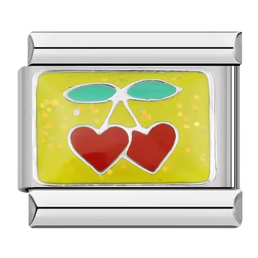Ce charm italien raffiné représente une paire de cerises stylisées en forme de cœur, symbole d’amour et de douceur. Confectionné en acier inoxydable argenté de haute qualité, il séduit par ses détails délicats et son éclat durable. Facile à fixer, il s’intègre parfaitement à nos bracelets composés de 17 maillons extensibles et réglables, adaptés à tous les poignets. Compatible avec tous nos charms italiens, ce bijou romantique apporte une touche tendre et élégante à votre collection.