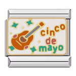 Ce charm italien célèbre Cinco de Mayo avec une guitare acoustique orangée stylisée, entourée d'étoiles vertes sur fond blanc festif et texte "Cinco de Mayo" en lettres colorées orange, rose et vert. Idéal pour les amateurs de musique latine et fêtes mexicaines qui veulent personnaliser leur bracelet à charms italien avec une vibe joyeuse.