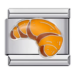 Ce charm italien délicat représente un croissant finement travaillé, symbole de douceur et de tradition française. Confectionné en acier inoxydable argenté de haute qualité, il séduit par ses détails soignés et son éclat durable. Facile à fixer, il s’intègre parfaitement à nos bracelets composés de 17 maillons extensibles et réglables, adaptés à tous les poignets. Compatible avec tous nos charms italiens, ce bijou gourmand apporte une touche élégante et chaleureuse à votre collection.