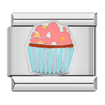 Ce charm italien gourmand représente un cupcake délicatement travaillé, symbole de douceur et de plaisir sucré. Confectionné en acier inoxydable argenté de haute qualité, il séduit par ses détails fins et son éclat durable. Facile à fixer, il s’adapte parfaitement à nos bracelets composés de 17 maillons extensibles et réglables, adaptés à tous les poignets. Compatible avec tous nos charms italiens, ce bijou sucré apporte une touche charmante et joyeuse à votre collection.